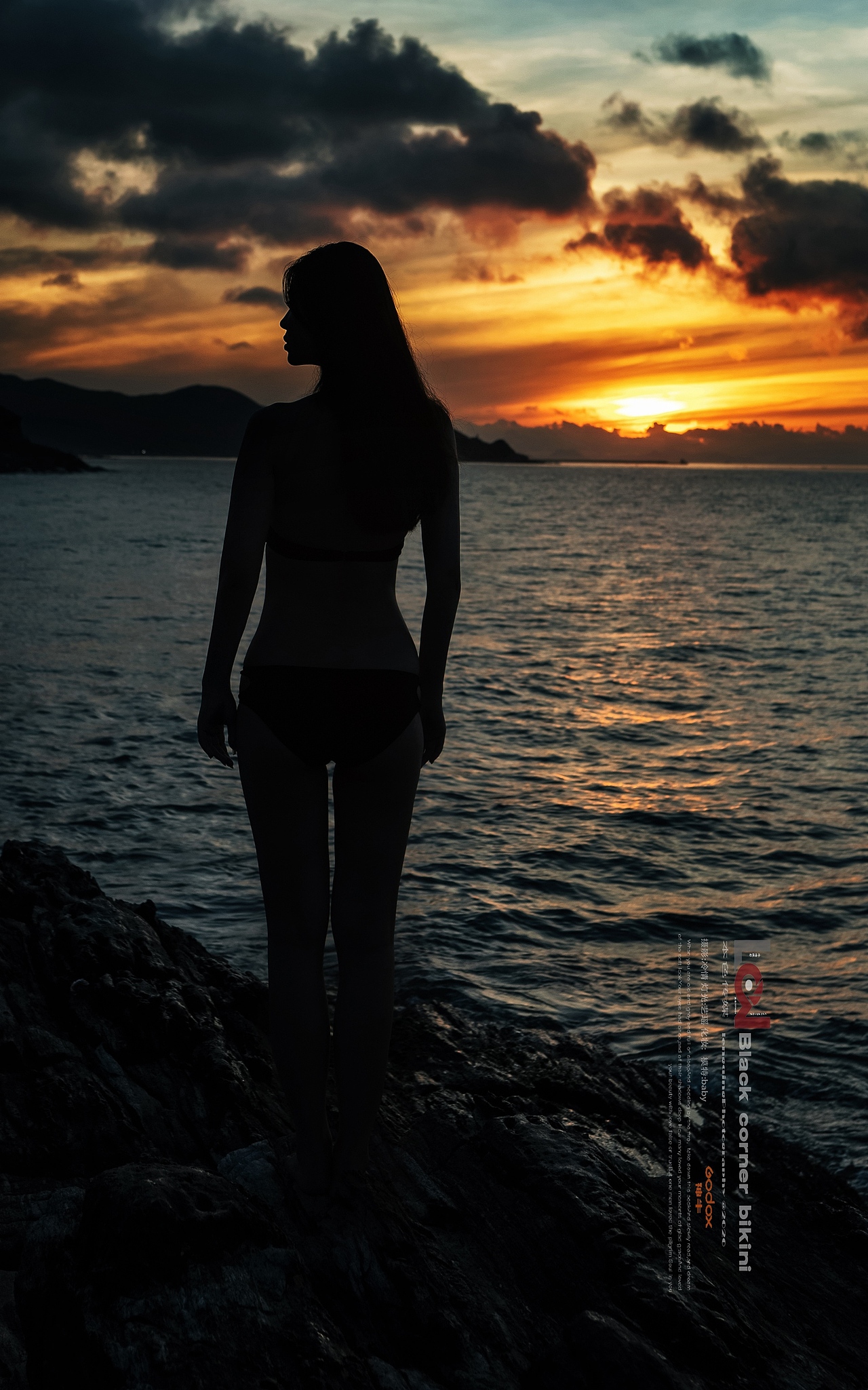 黑排角比基尼人像