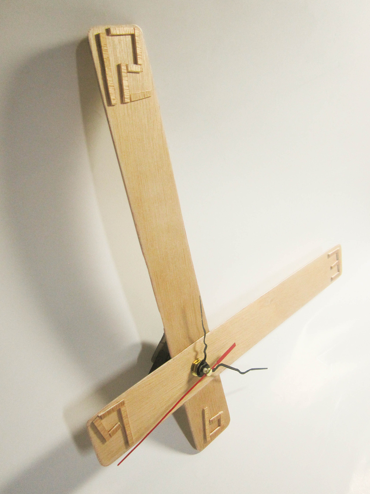 两个木板用小刀打了孔 然后用老师发的钟表串起来 就完工啦