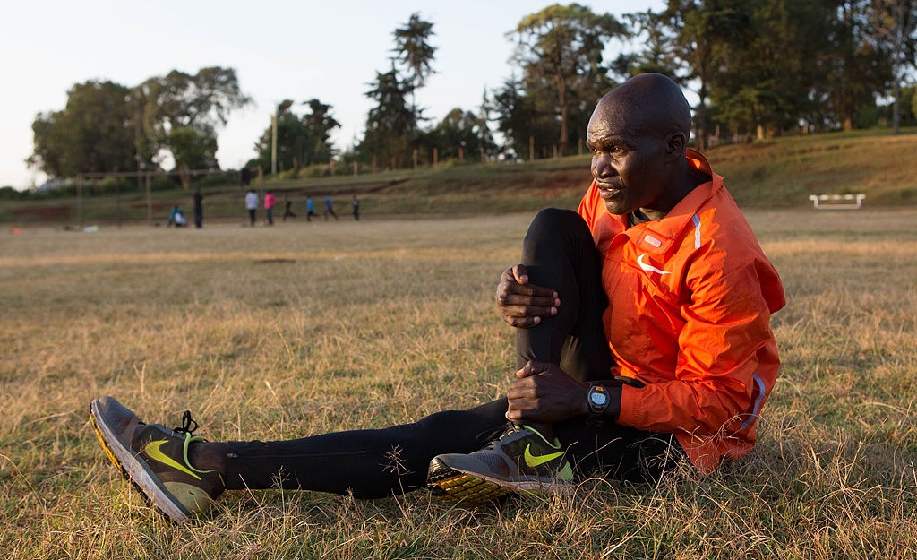 世界冠军，跑者Wilson
<br>我跟拍的这位跑者名字叫做Wilson。认识他非常偶然，我在埃腾集市的一个水果摊前和老板讨价还价的时候，他上来和我打招呼。“嘿，朋友，你来自中国吗？”<br>我抬头一看，是个黑小伙，年纪30出头，光头，牙缝有点大。<br><br>“是啊，我们来自北京。”我告诉他。<br><br>在埃腾，知道中国的人不少，但是对于中国了解的，却都局限于李小龙，成龙，对于中国其他方面了解的人真的不多。<br><br>“我知道北京，我之前去大连跑过马拉松。那个时候是4月，大连很冷，但是很漂亮。”他继续说到。<br><br>又一位去过中国跑马的马拉松选手！在埃腾，去过中国跑马拉松的选手可不是少数，之前就碰到过去过合肥，无锡，上海，海口等地跑过马拉松的跑者们。<br><br>其实我这个人挺八卦的。他说去过中国跑马，我就想知道他是怎么去的，经纪人怎么安排的……于是我就提出想拍摄他日常训练的想法。没想到，他欣然同意了。我们相互留了号码，约在第二天去他家面聊。<br><br>当天晚上10点，我收到一个短信，Wilson约我第二天9点30到埃腾警察局对面的冠军商店见面。于是我连夜查询了一下Wilson在网上的个人信息，不查不知道。<br><br>Wilson：76年生人，今年40<br>在2003年的巴黎马拉松创造了个人最好全马成绩2:06:47<br>2005年获得波士顿马拉松第二名<br>2005年代表肯尼亚参加世界田径锦标赛马拉松比赛，却中途退赛……<br>还有其他的国际赛事，大大小小的十几场。<br><br>恩，这是一位有故事的马拉松选手。<br><br>我顿时对Wilson十分好奇，<br>因为他已经是一位跑步改变命运的跑者。<br>他在成名之前是怎样的生活？<br>他是如何获得跑出肯尼亚的机会的？<br>他在成名之后，生活有了哪些变化？<br>他在2005年世界田径锦标赛马拉松比赛的退赛原因，是什么？<br>他是怎样度过退出公众视野的那段时间的？<br>他又为何在40岁这个年纪，重返埃腾？<br><br>当时脑子里就出现了这么多问题，很期待第二天的见面，向他一一提问。