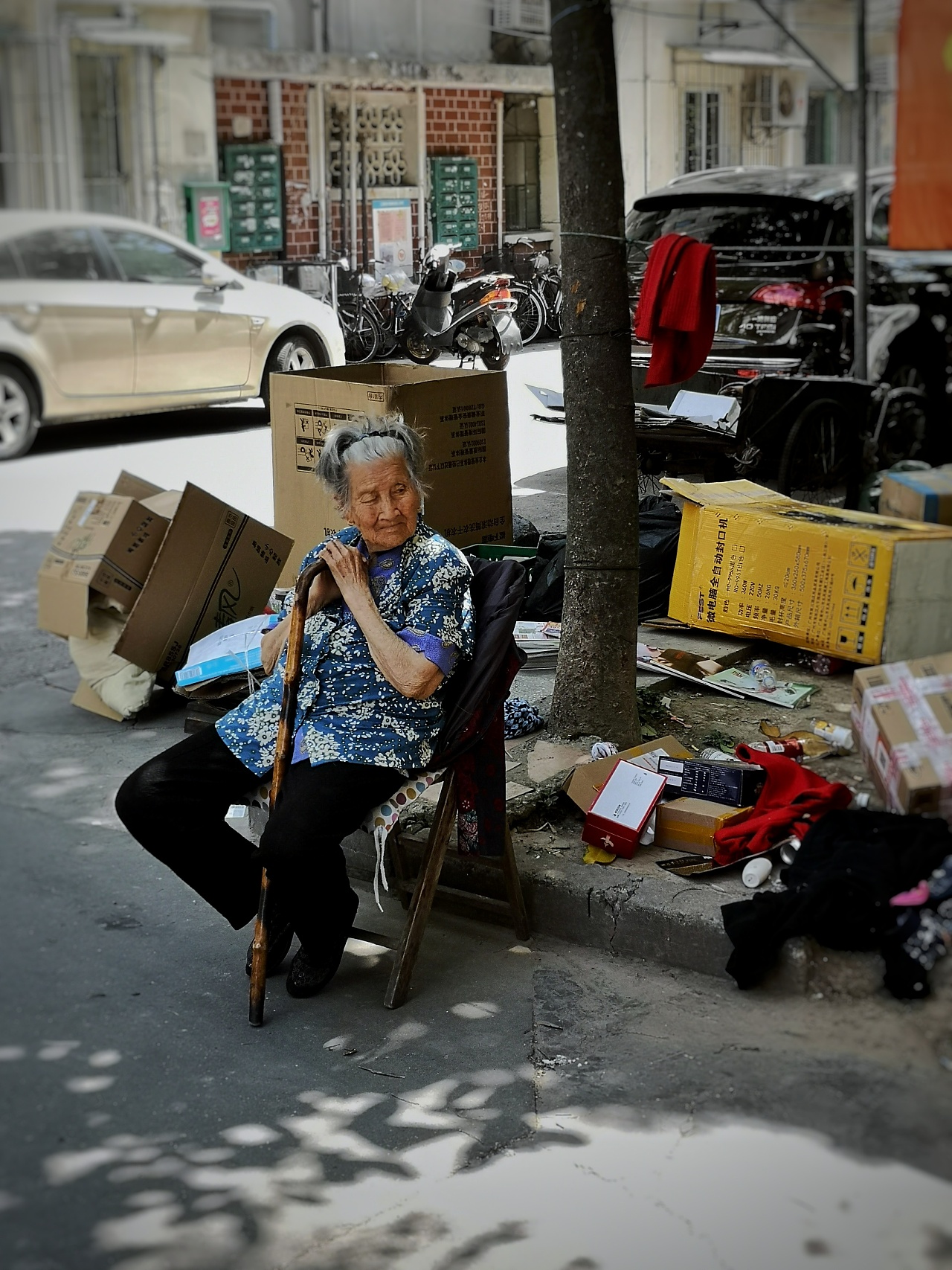 走在巷子里的一名老人的照片 · 免费素材图片
