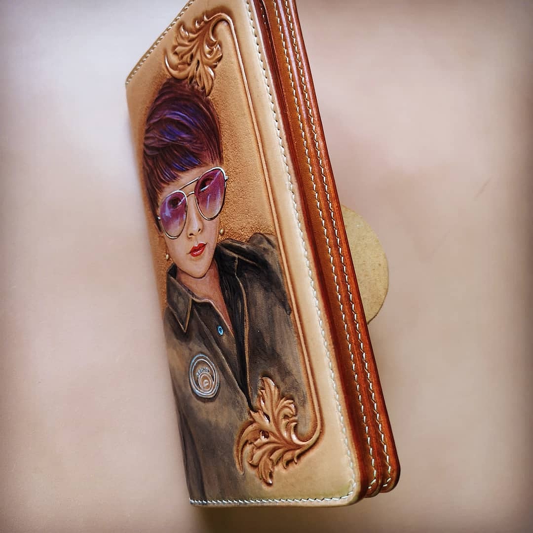 皮雕皮艺人物雕刻上色钱包（图ZMTM3OTczODg4） - 工艺品设计 - 站酷设计师非凡手工银饰原创素材 - 站酷ZCOOL