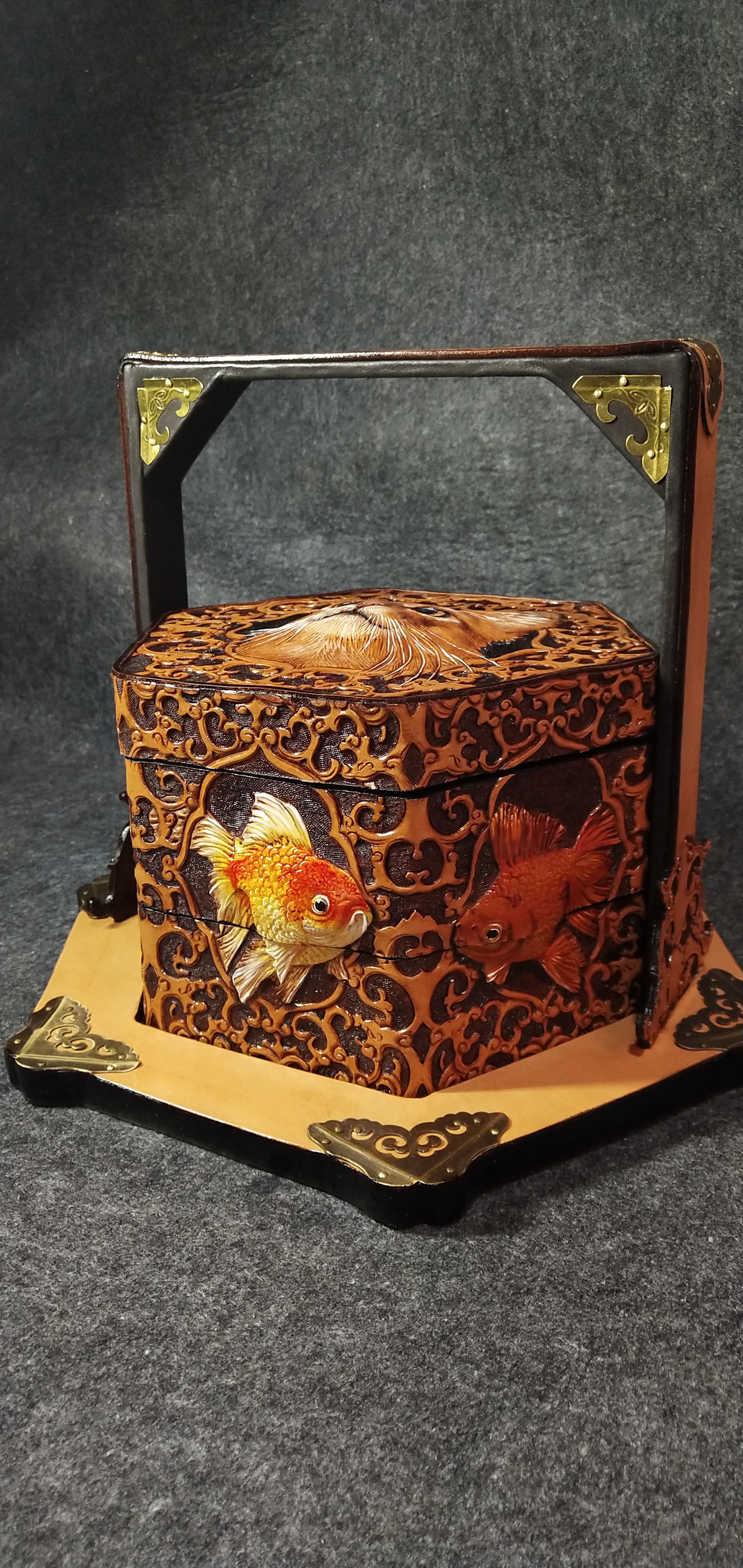 孟璐璐手工皮雕——《玲鱼珑》