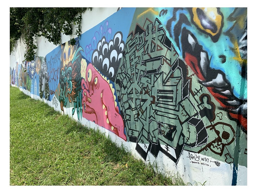 ▌中国涂鸦在台北合法涂鸦区写严禁涂鸦的男子