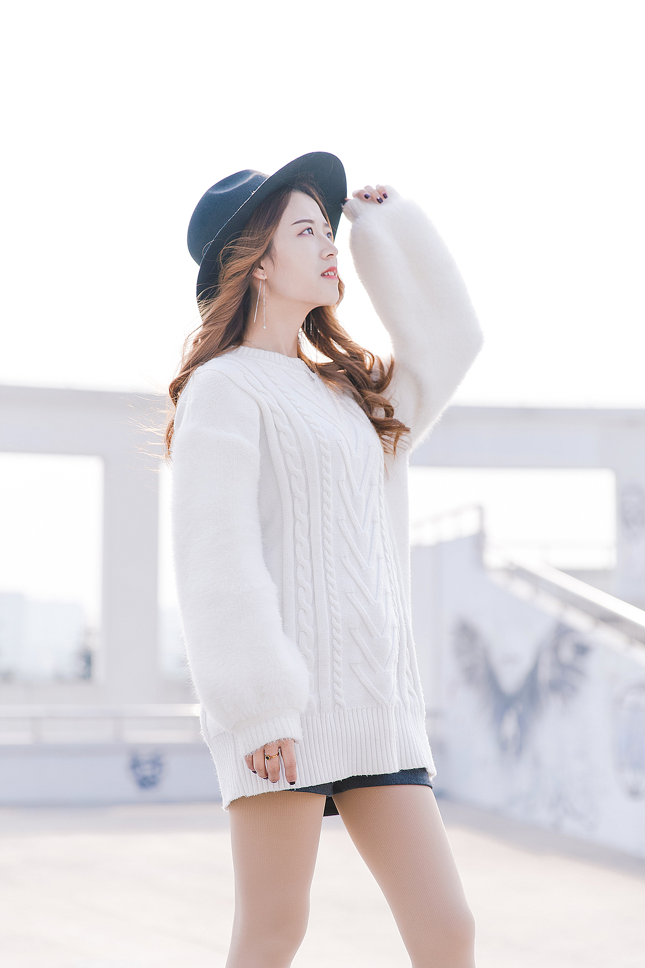 上海大学人像摄影/日系美女天台楼顶白色毛衣