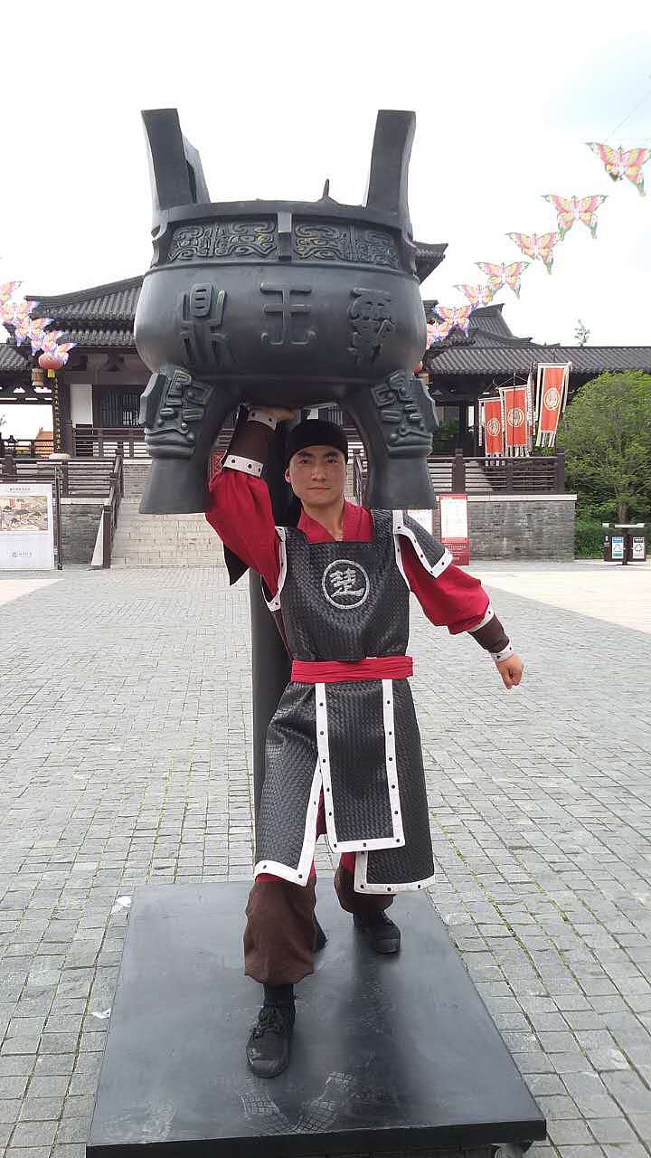 《霸王举鼎》互动雕塑