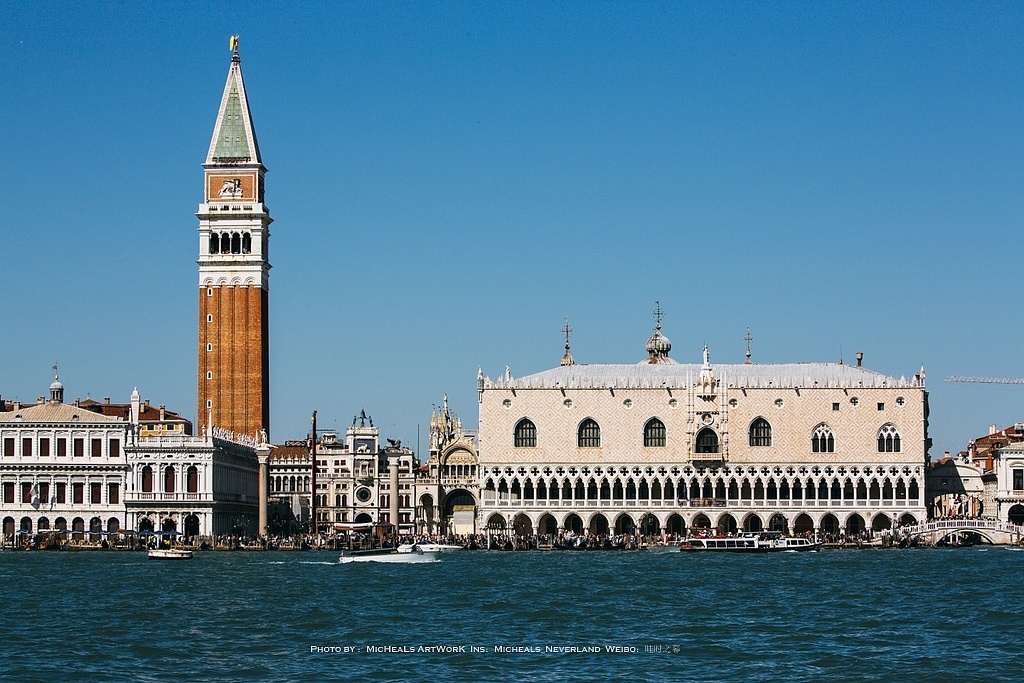 在大师们的绘画中最常出现的威尼斯景致，便是这个角度了，它涵盖了宏伟的圣马可钟楼，大教堂的尖顶部分，以及总督府狗宫，甚至叹息之桥也可以在这里看到，如此多的的知名建筑汇聚在此，由圣乔治马焦雷岛这个角度看去，也难怪无数画家喜爱它了~妙就妙在这里的海天一色，让画面可以加入更多的想象力，这部分可以到绘画那边着重聊一波~其实我来的两次都没有登上这座大钟楼，一则我个人觉的它角度可能不适合拍照，二来排队实在太多了……虽然它承载量还是不错的，但是等那么久我可以拍很多别的了……Orz效率至上的我……