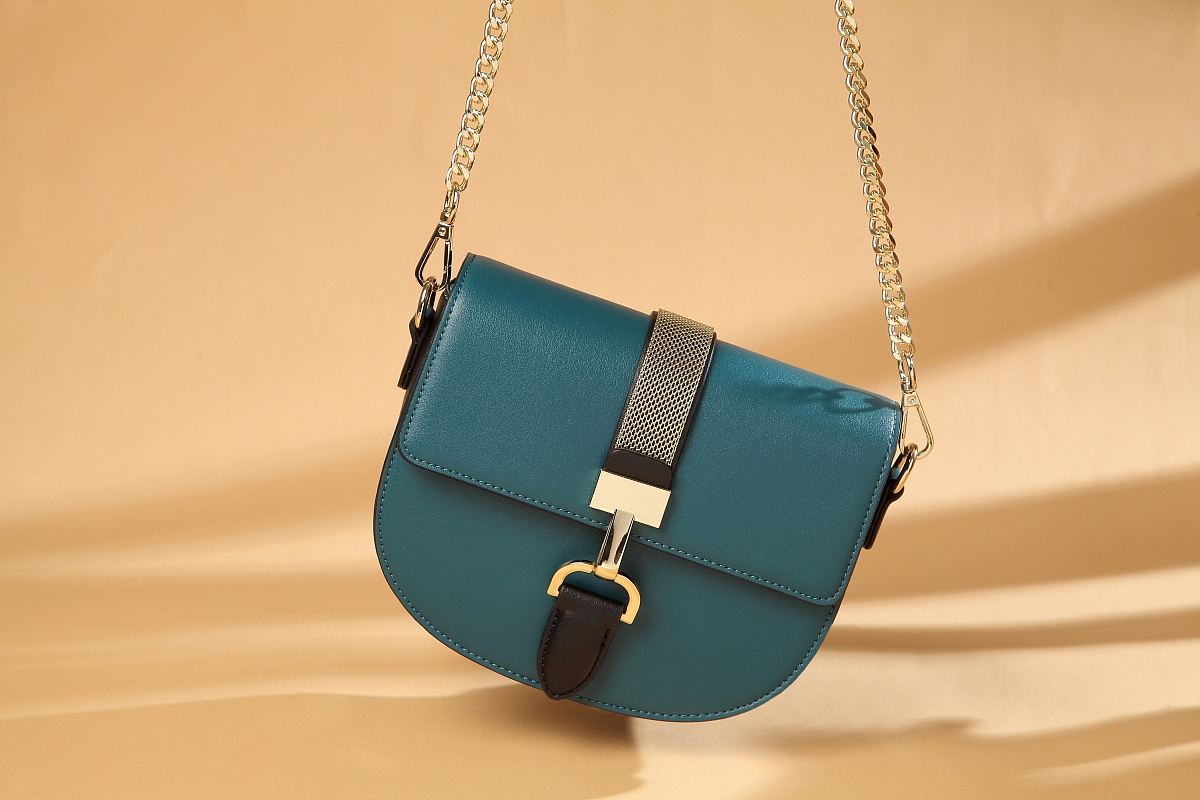 网拍包包拍摄女士皮包拍照时尚复古单肩包摄影平铺照片_广州集映视觉