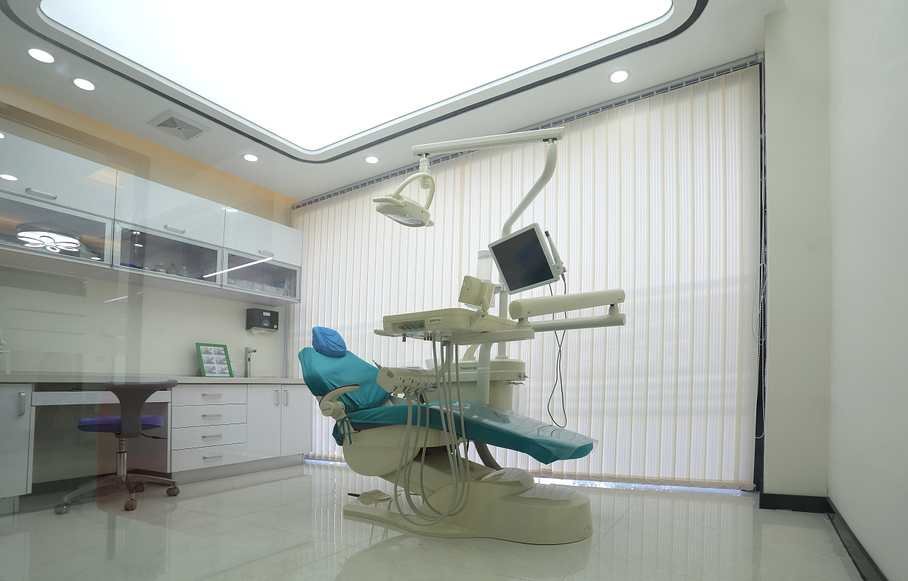 高级牙医在诊所图片下载 - 觅知网