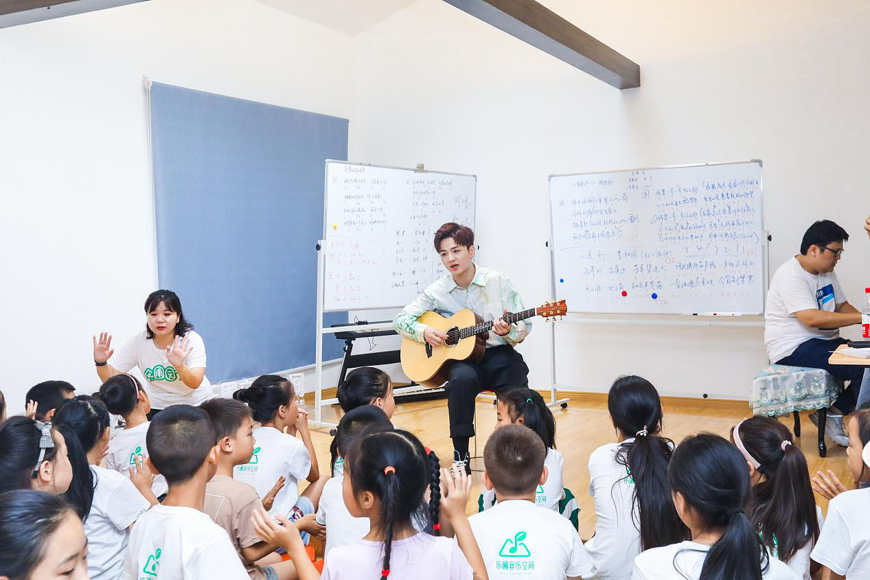 结果
乐圃音乐空间夏令营活动期间,爱心大使和志愿者团队领班“花开乐圃弹唱班”“乐圃A班声乐营”,现场授课,寓教于乐,为乡村音乐教育发声,在乐圃音乐空间埋下梦想的种子。腾讯音娱官微每日发送夏令营动态,引发公益大V热议,同时明星和腾讯音娱产品也在微博一齐发声,通过线上传播传递音乐公益教育价值,强化乐圃音乐空间品牌影响力,”让成长无限乐趣“的品牌理念在行业内不断深化。