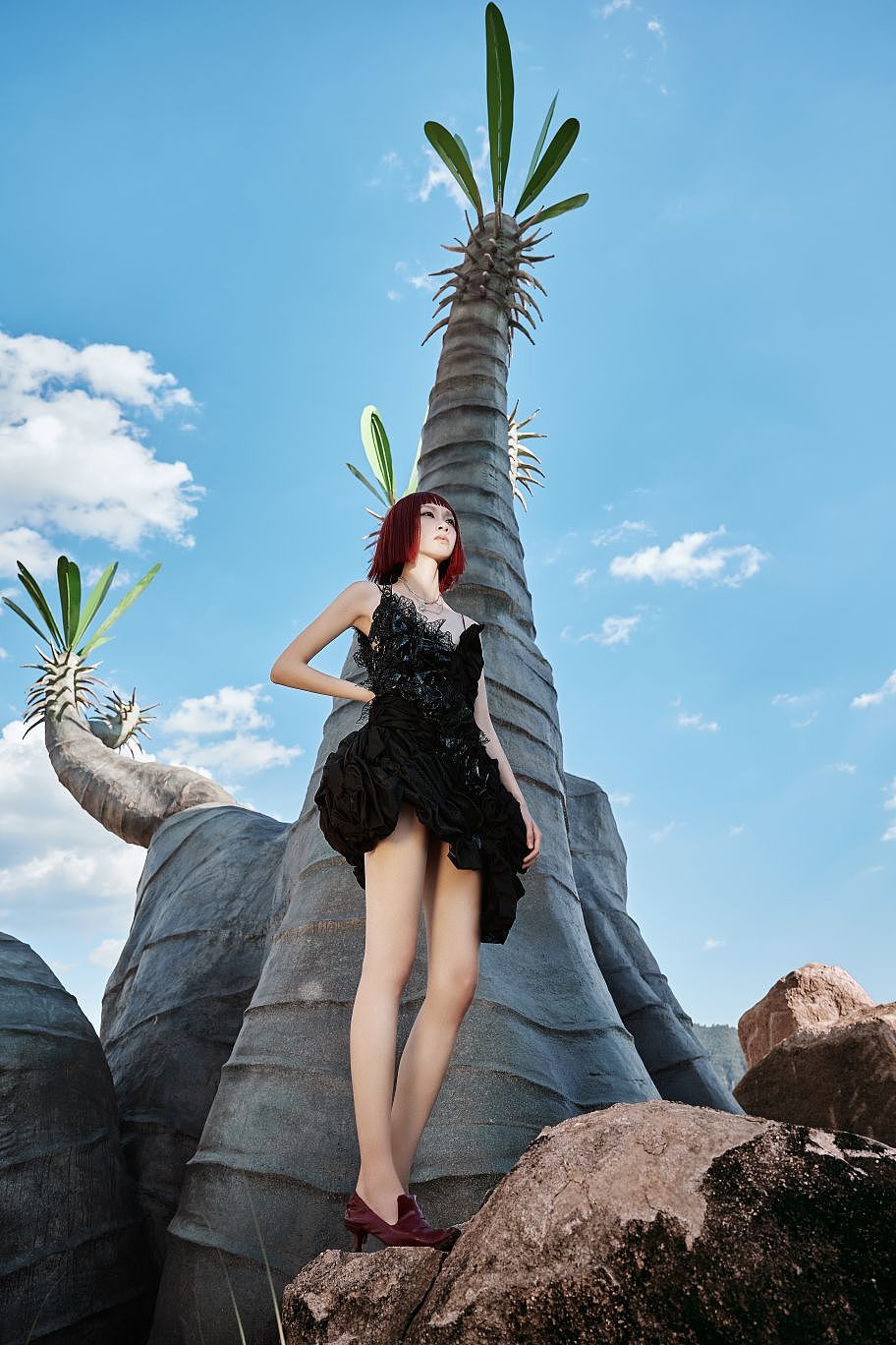 在山上拍照的女孩（图ZMzIzMDIwMzY4） - 时尚/艺术摄影 - 站酷设计师墨小影原创素材 - 站酷ZCOOL