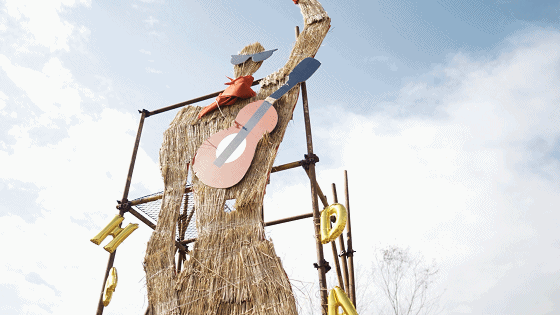 现场的活动之一做稻草人