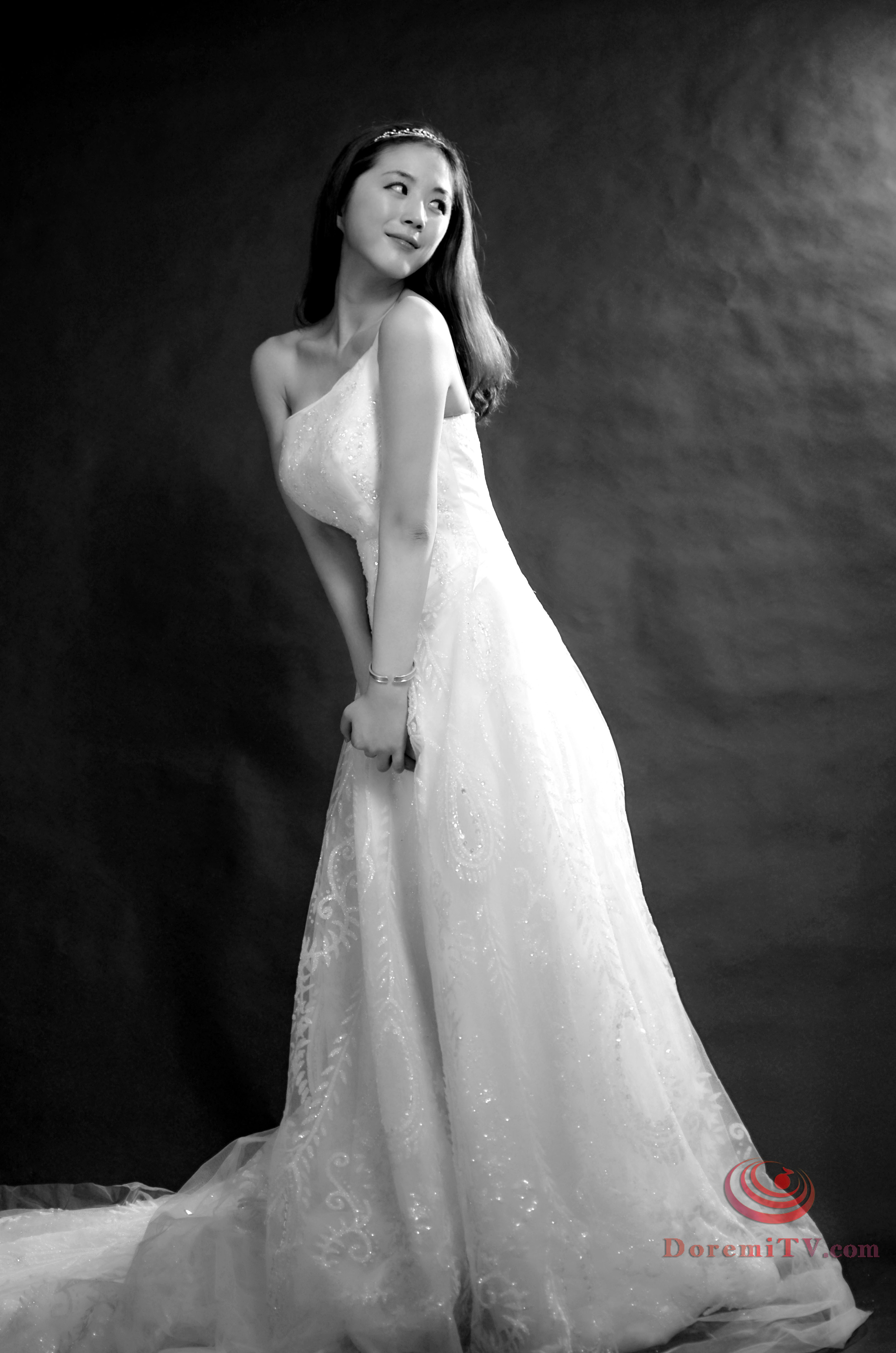 黑白色的婚纱_白色婚纱图片