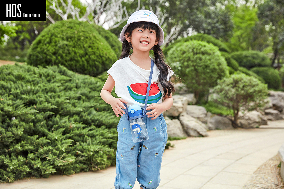 儿童水壶女孩模特外景拍摄