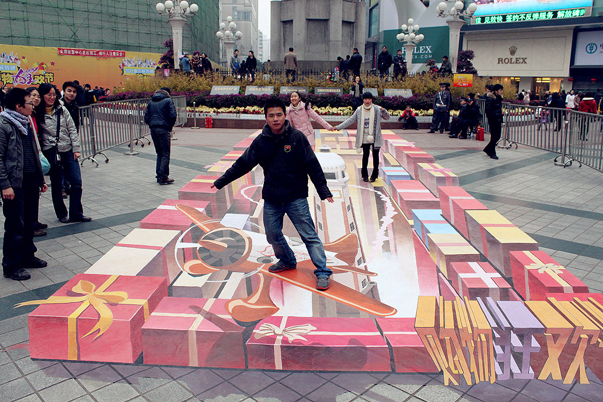 画面搬到了重庆最繁华地段来了,重庆解放碑下面.