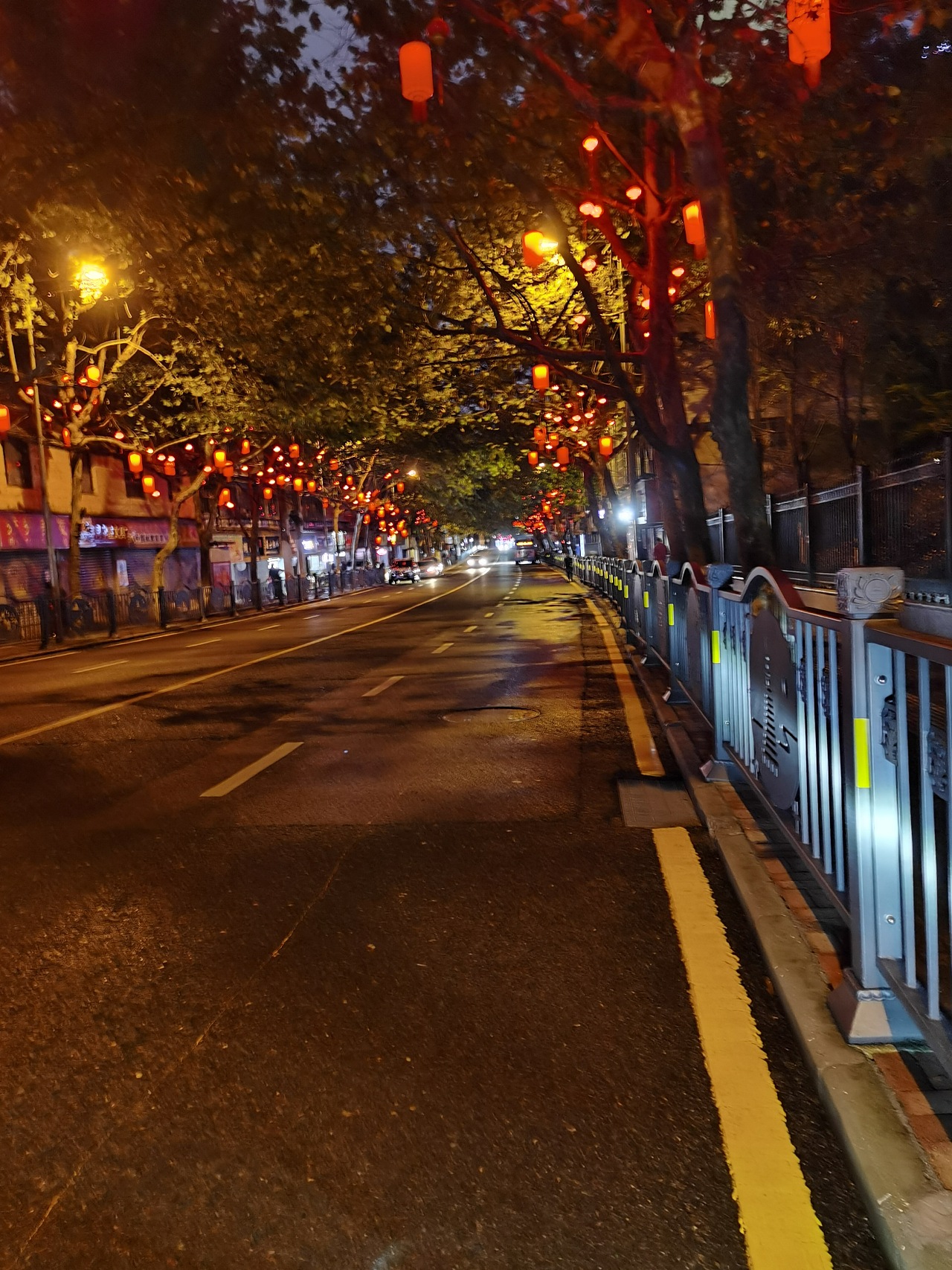 灯火辉煌的街头