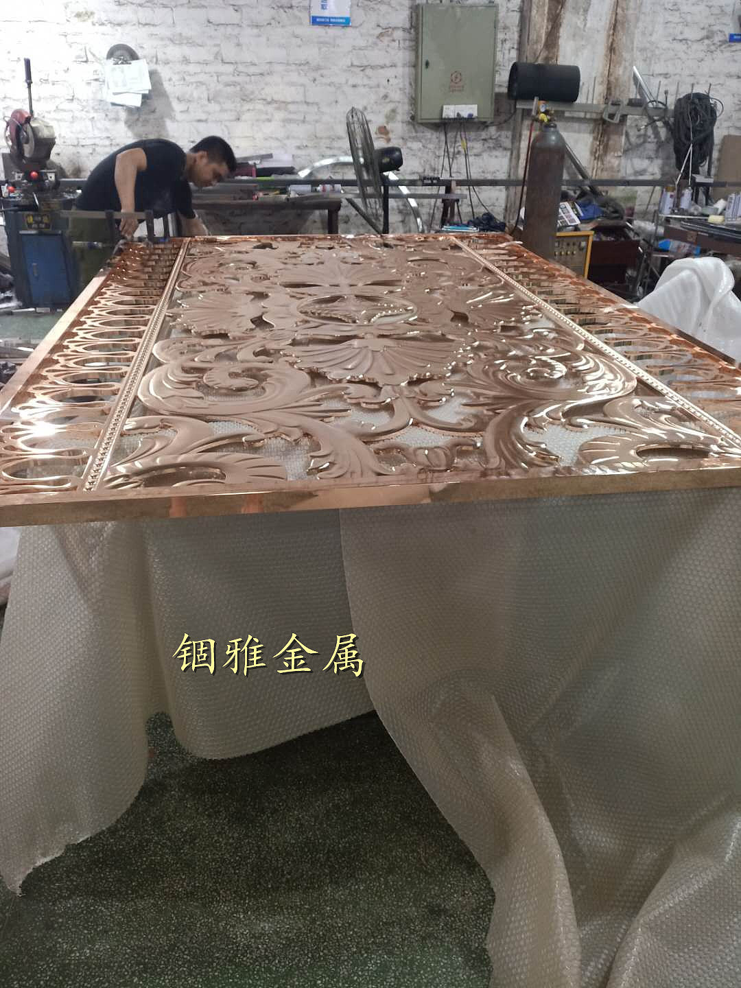 赏心悦目的铝板雕刻镂空玫瑰金花格屏风
