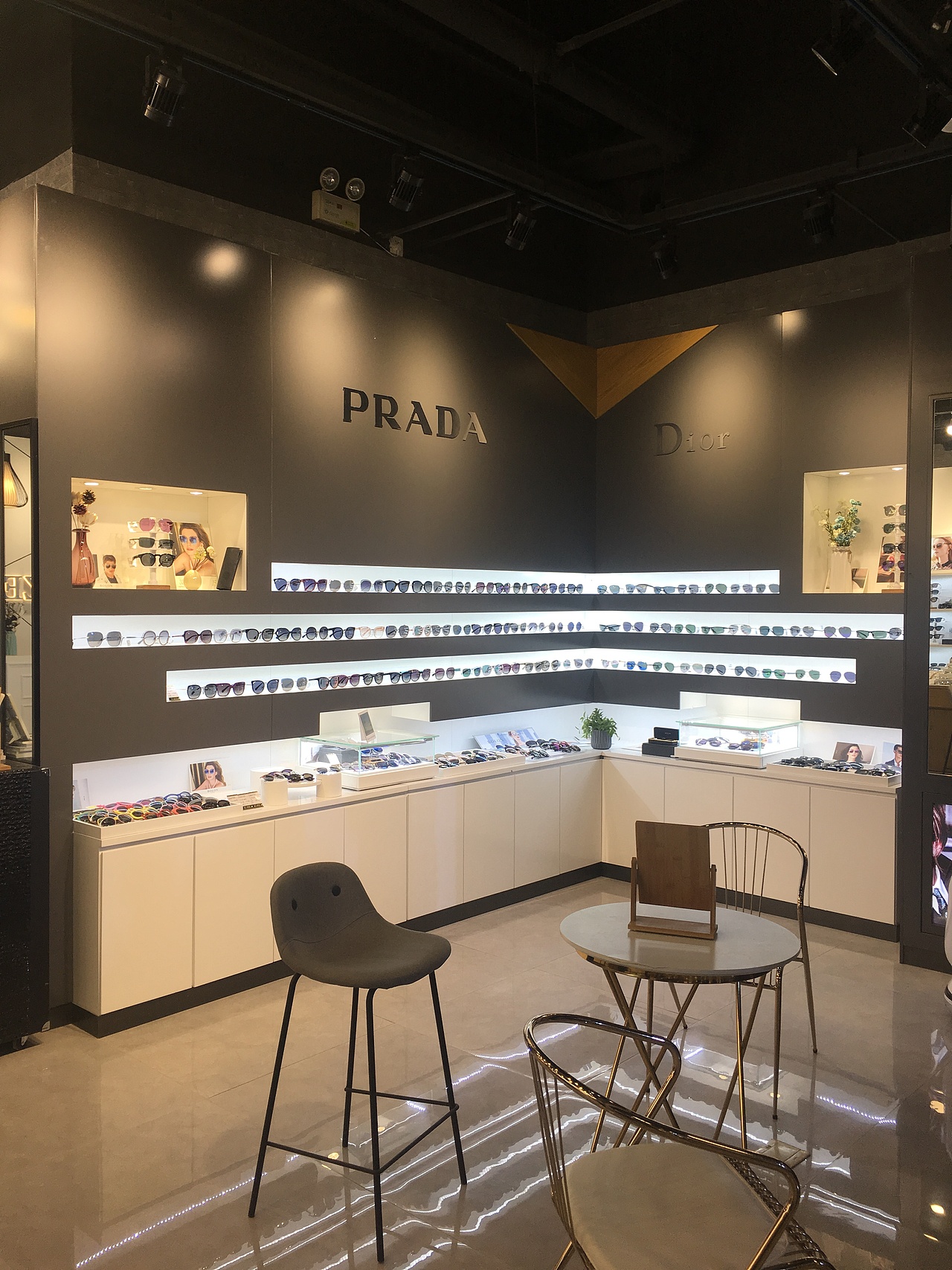 眼鏡店裝修/慕梓眼鏡店裝修設(shè)計(jì)/時(shí)尚商場(chǎng)店/眼鏡陳列（圖ZMjMzMTgzNzY0） - 展陳設(shè)計(jì) - 站酷設(shè)計(jì)師sxipeng原創(chuàng)素材 - 站酷ZCOOL