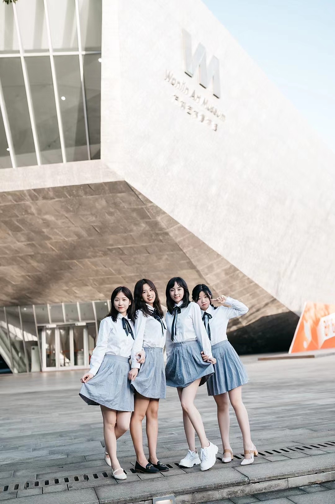 你总说毕业遥遥无期,转眼就各奔东西。