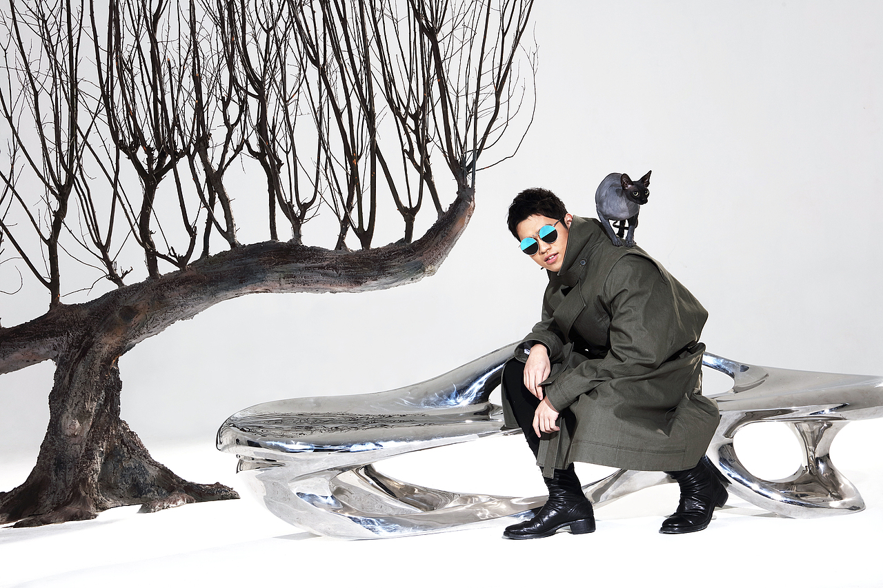 从构图意境来看,虽然李荣凯没有言明,但圆形纨扇样式的框架结构给人以