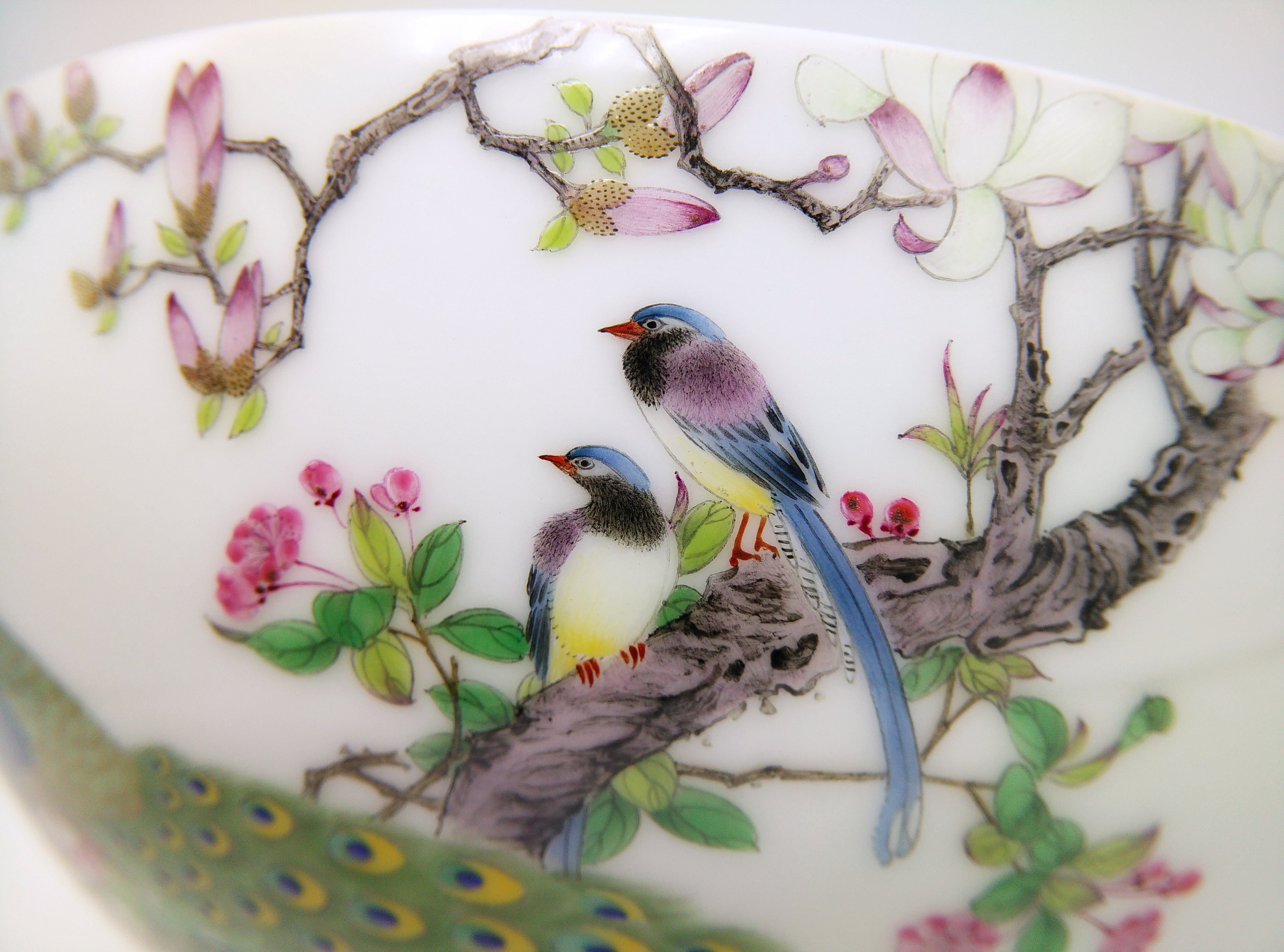 【釉上彩瓷】仿清雍正珐琅彩孔雀小碗一对