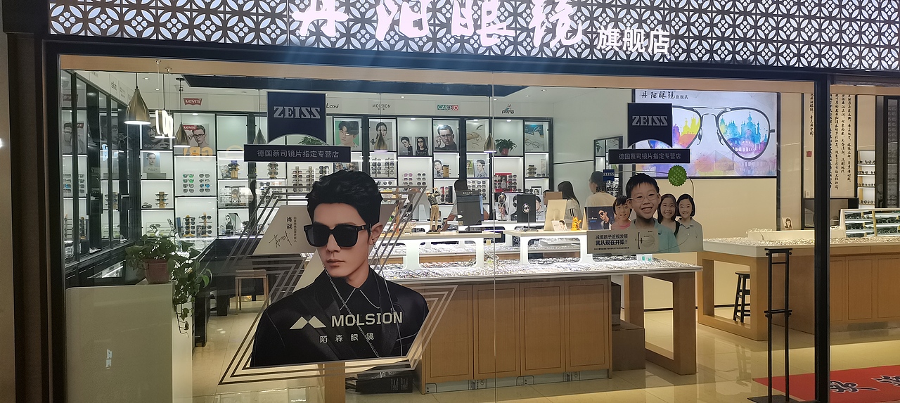 眼镜店装修展柜可以做烤漆也可以做木纹的