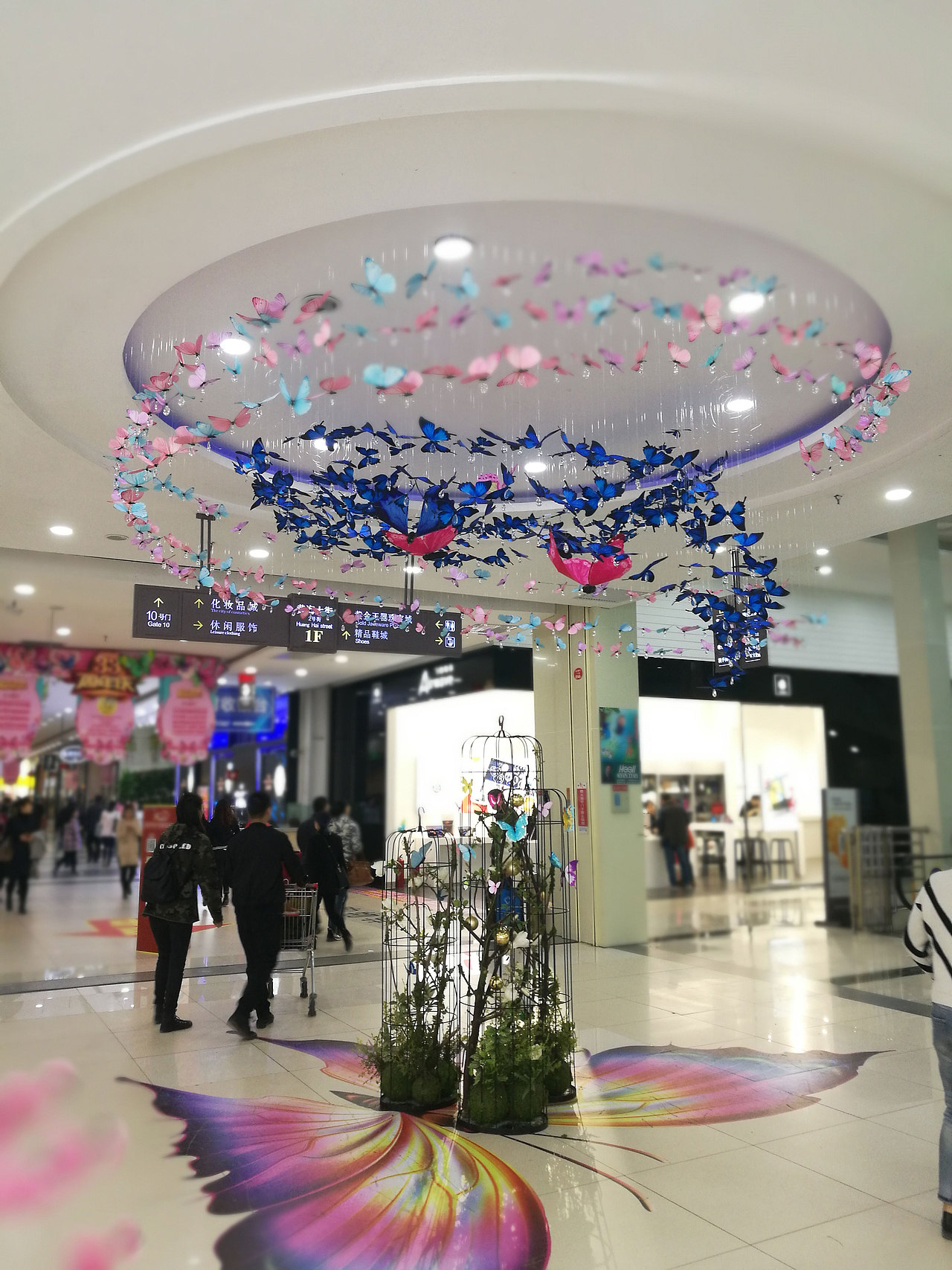 贺欧亚集团33周年庆欧亚卖场美陈布置