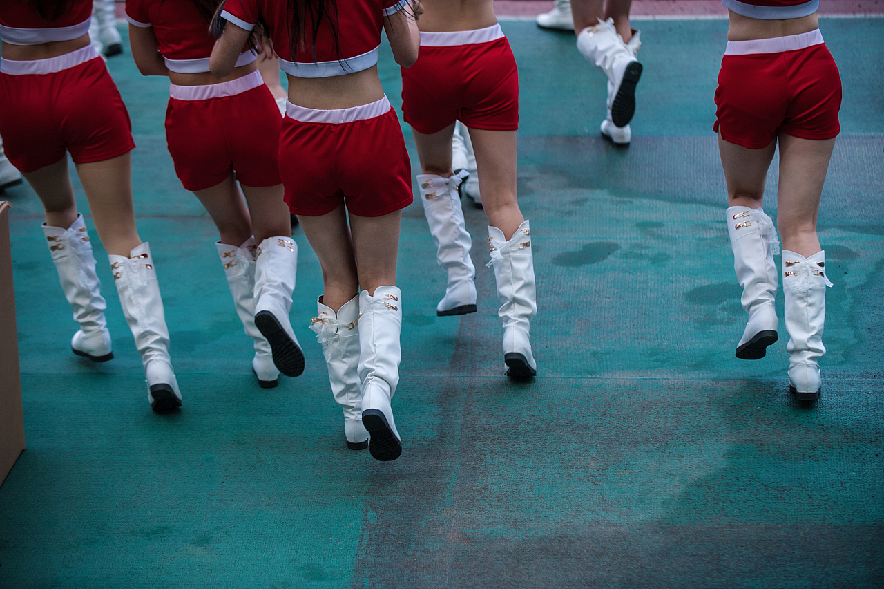 一场活动的后台——漂亮的腿（图ZMTkwMzUwMTk2） - 人文/纪实摄影 - 站酷设计师尚象文化原创素材 - 站酷ZCOOL