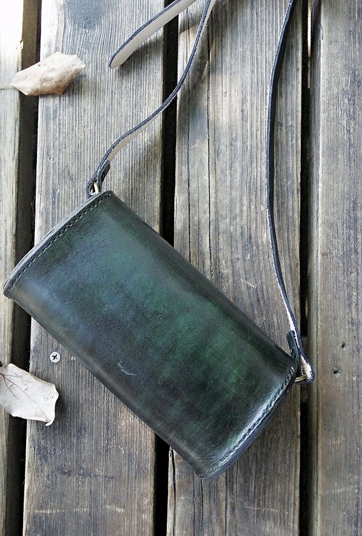 自己纯手工做的皮雕包包,雕的不是很好,哈哈哈