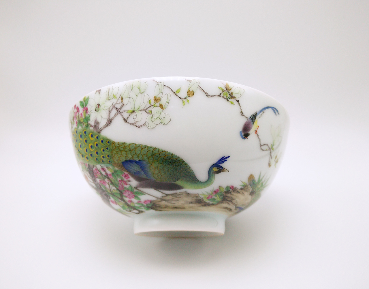 【釉上彩瓷】仿清雍正珐琅彩孔雀小碗一对