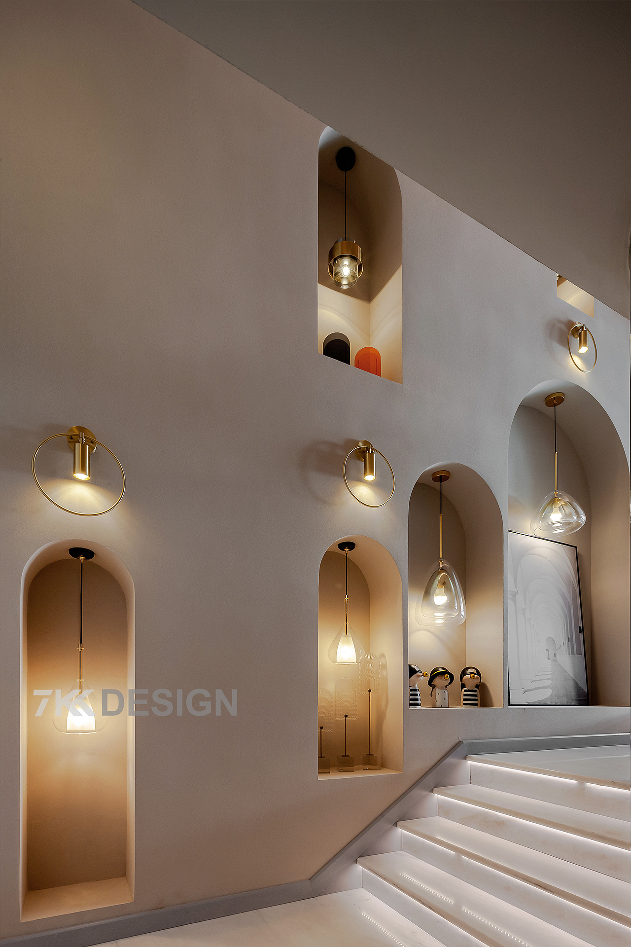 拱形造型沿着台阶高度设计,里面搭配精致吊灯,上面摆放可爱的装饰品