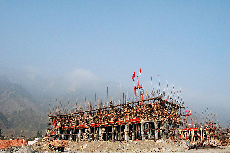 整个清平镇有三个这样的施工场所.由江苏淮阴支援建造,这所学校是建设工程规模最大的一个.它占地7501.77平方米,合同价格达2000万.