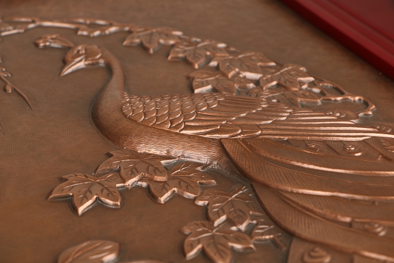 錾铜浮雕孔雀图