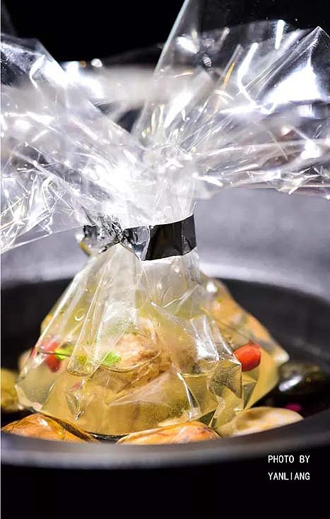 蟹粉狮子头  
春水清潺演漾金   隔纱瞭望煞人心