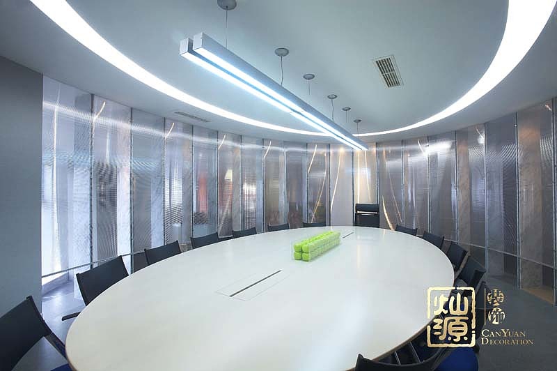 圆形的会议室是整个会议室的一大亮点,非常显眼,四周弧形的玻璃隔断