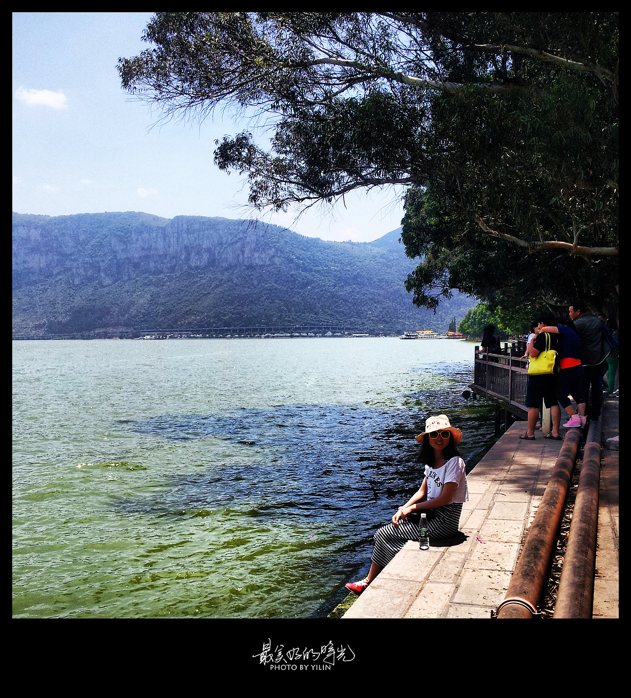 一夜火车，早上到了昆明，天微微亮，我们找了地方住下，睡到中午，下午的时光都在滇池的岸边喝茶聊天了，这是我这一个月的行程最轻松的一天，因为昆明是最后一战了，明天就要踏上回家的火车了