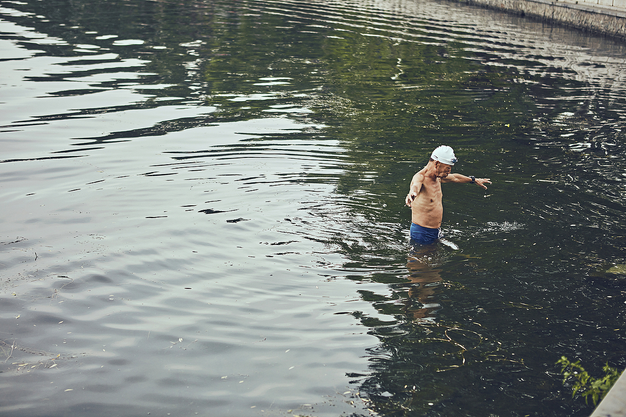 拜托你亲爱的朋友啊，请你一定要笑，一定要比出耶！