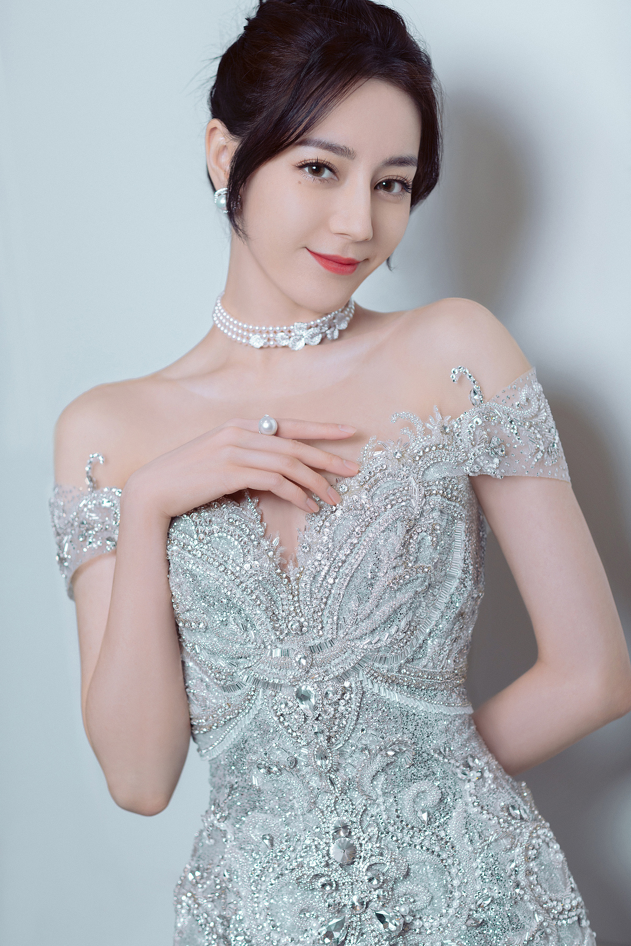 迪丽热巴《一袭璀璨星河礼裙,珠星点缀,清灵动人》