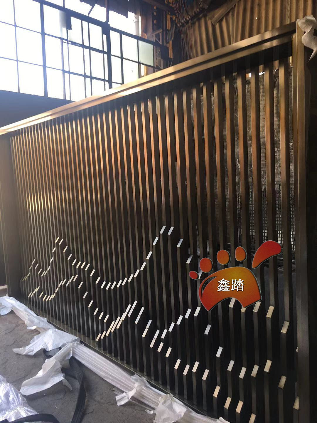 楼盘示范区不锈钢山峦格栅景墙,霸气效果现场更直观!