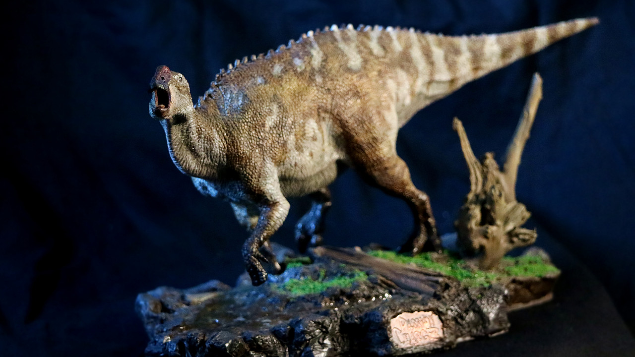 食肉牛龙扑食场景涂装展示