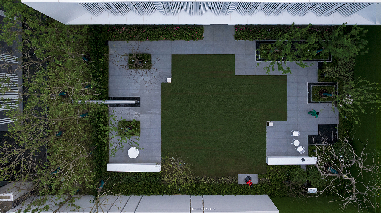 树木婆娑的声响与书页和鸣,
<br>叶间的斑斓映在墨字上,<br><br>光阴流转间,<br><br>风息温顺,空气明净。