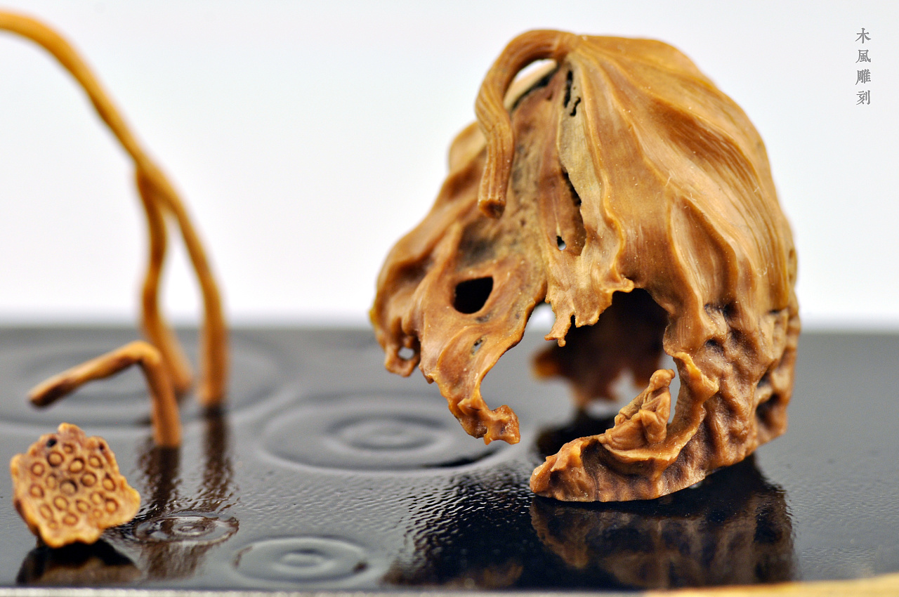 木风核桃雕刻作品:【残荷听雨】