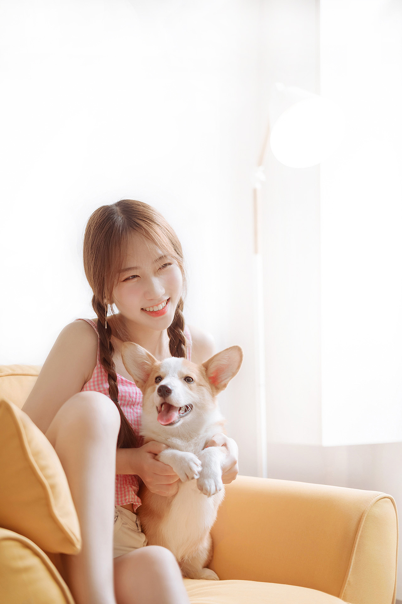 「女孩和柯基」