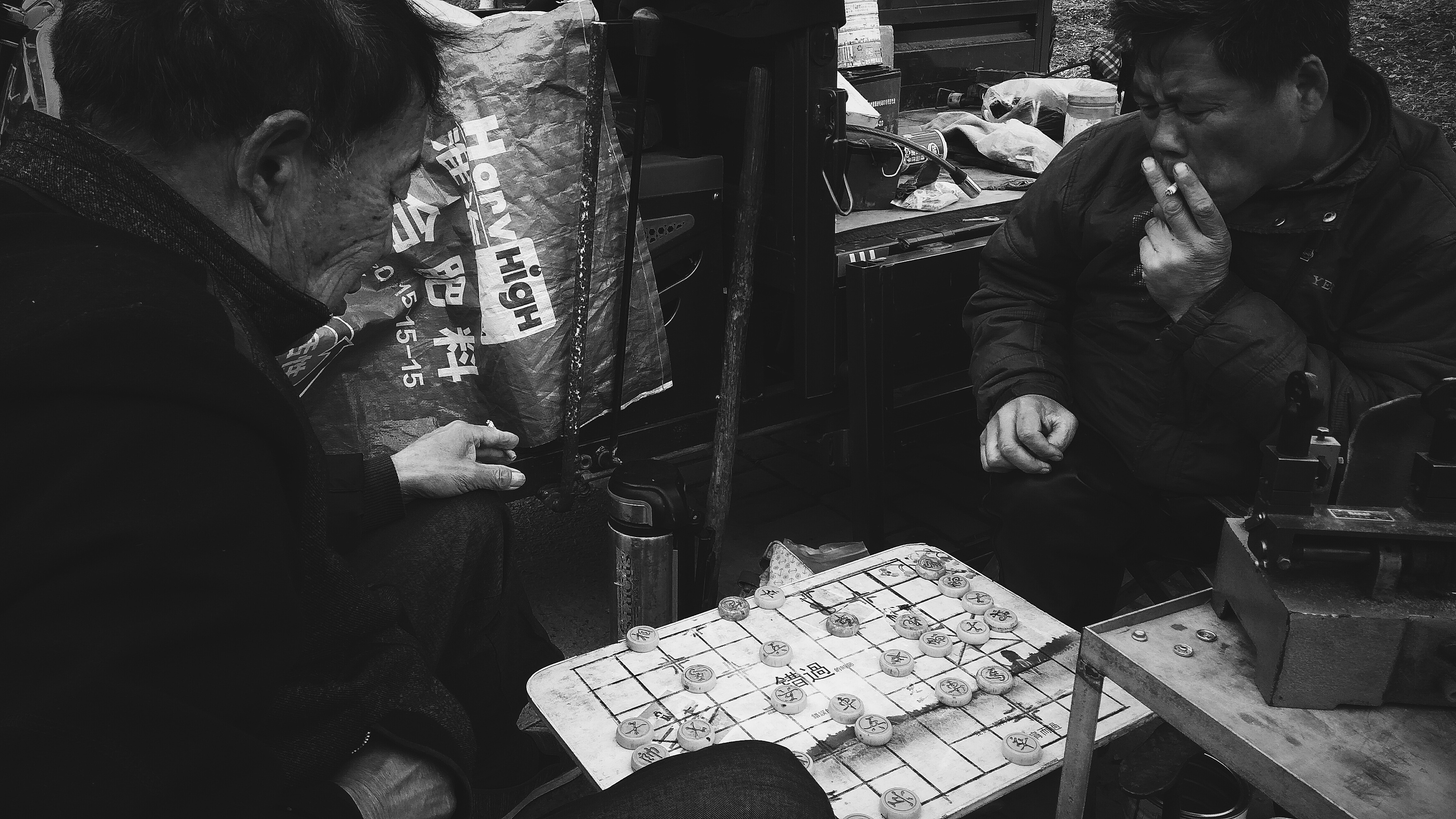 随拍校门口下棋的大爷