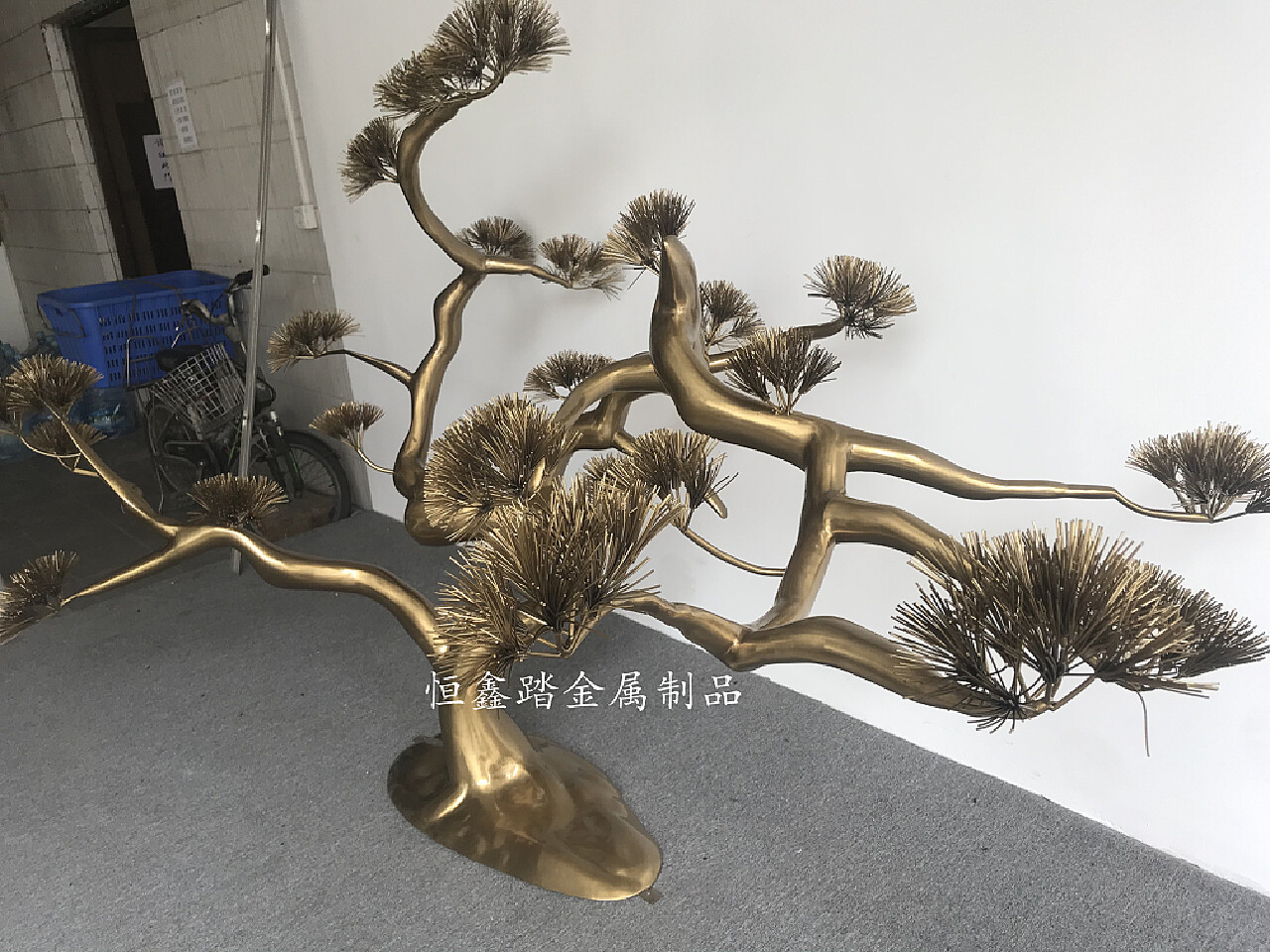 迎客松不锈钢树雕塑-景观造型雕塑呈现不同视角艺术美