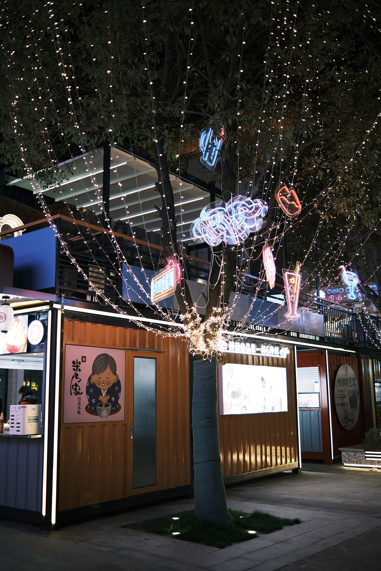 夜晚恐龙园的小角落