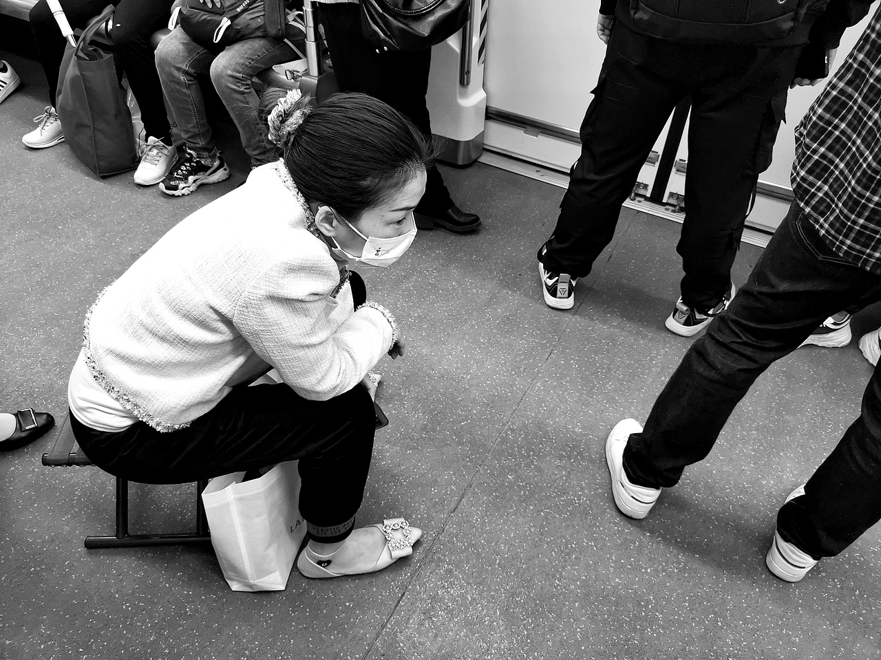 打工人地铁通勤百态‖人文纪实（图ZMzA1MDI1OTI4） - 人文/纪实摄影 - 站酷设计师家善JS原创素材 - 站酷ZCOOL