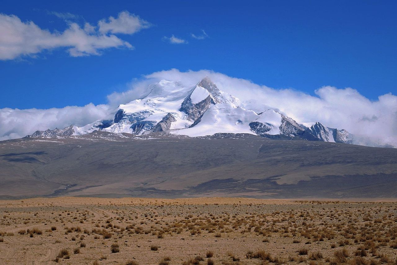天上的西藏 蓝天白云和雪山