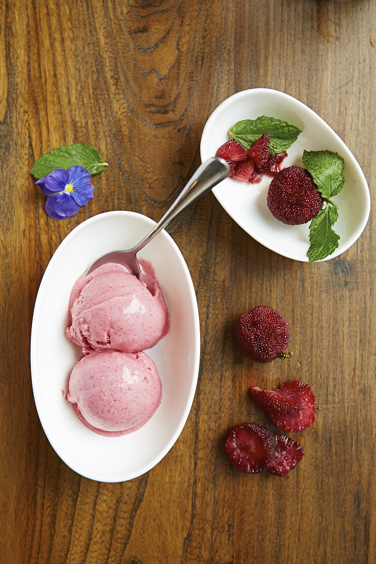 某酒店推出的杨梅冰激凌 很喜欢这个木质底纹