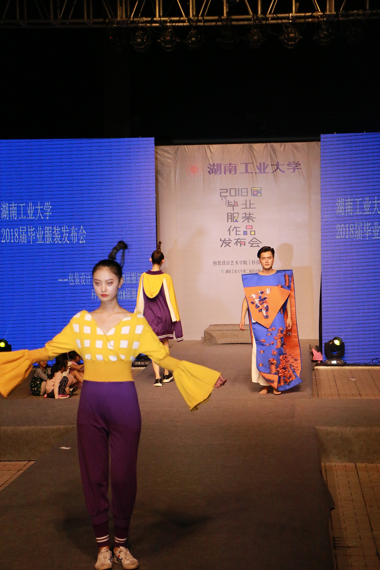 #2018毕业展#湖南工业大学2018届毕业服装作品发布会（图ZMTE4MzA3NjY0） - 人文/纪实摄影 - 站酷设计师梁小样原创素材 - 站酷ZCOOL