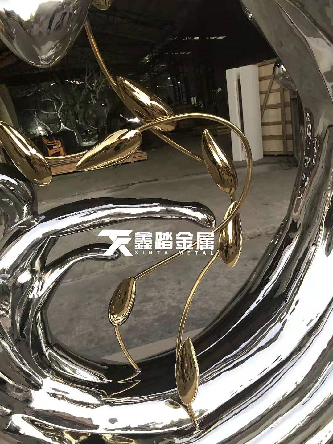 定制营销中心水景雕塑手工锻造镜面不锈钢浪花雕塑图片